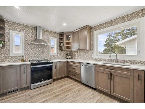 16 Macewan Place, Carstairs, AB - Indoor Photo Showing Kitchen With Upgraded Kitchen