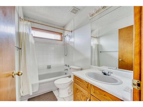 193 Riverglen Drive Se, Calgary, AB - Indoor Photo Showing Bathroom
