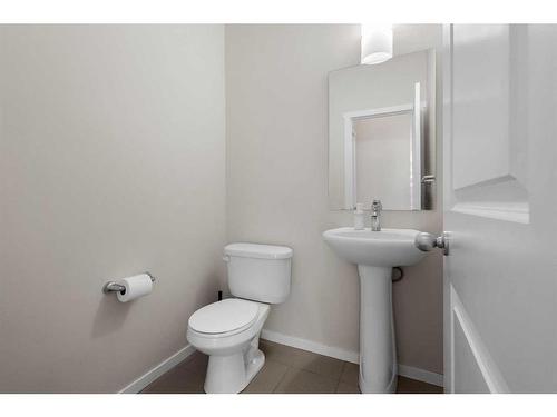 23 Kinlea Common Nw, Calgary, AB - Indoor Photo Showing Bathroom
