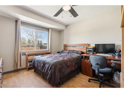 32 Penworth Green Se, Calgary, AB - Indoor Photo Showing Bedroom