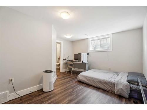 32 Penworth Green Se, Calgary, AB - Indoor Photo Showing Bedroom