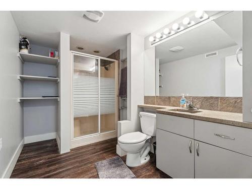 32 Penworth Green Se, Calgary, AB - Indoor Photo Showing Bathroom
