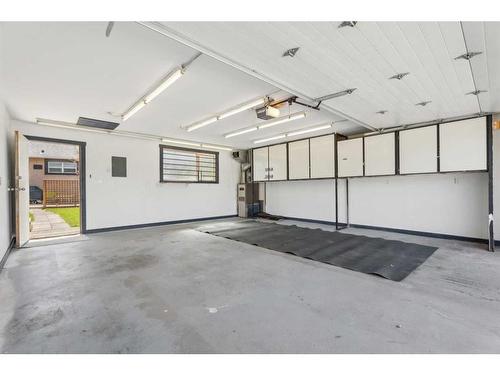 32 Penworth Green Se, Calgary, AB - Indoor Photo Showing Garage