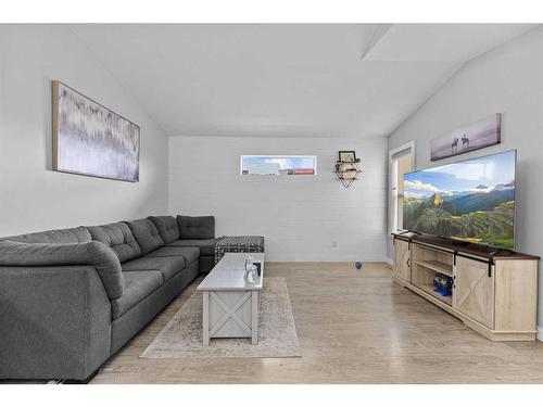 43 Hawkridge Boulevard, Penhold, AB - Indoor Photo Showing Living Room