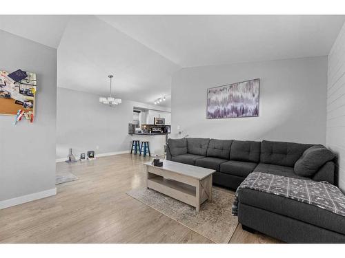 43 Hawkridge Boulevard, Penhold, AB - Indoor Photo Showing Living Room