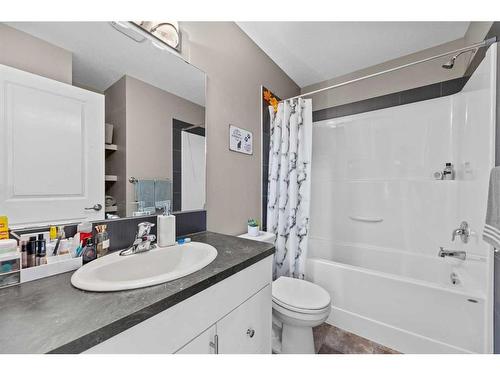 43 Hawkridge Boulevard, Penhold, AB - Indoor Photo Showing Bathroom