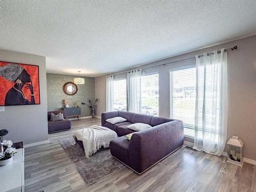 139 Manora Crescent Ne, Calgary, AB - Indoor Photo Showing Living Room