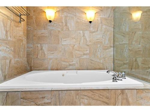 2026 38 Avenue Sw, Calgary, AB - Indoor Photo Showing Bathroom