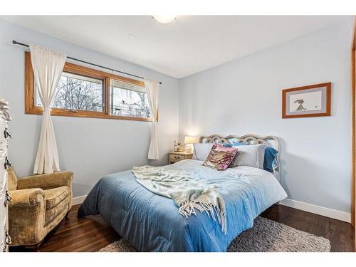 94 Brantford Crescent Nw, Calgary, AB - Indoor Photo Showing Bedroom