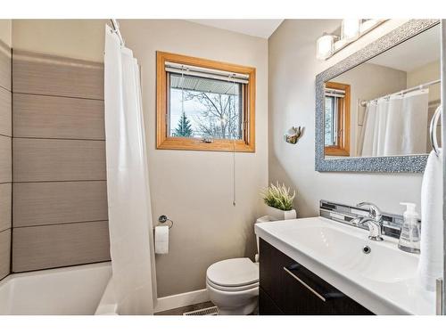 94 Brantford Crescent Nw, Calgary, AB - Indoor Photo Showing Bathroom