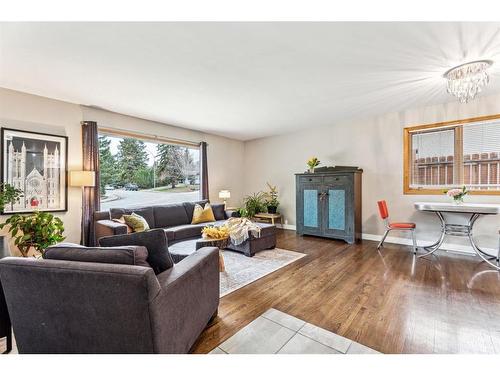 94 Brantford Crescent Nw, Calgary, AB - Indoor Photo Showing Living Room