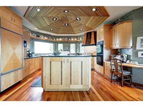 10-290254 96 Street West, Rural Foothills County, AB - Indoor Photo Showing Kitchen