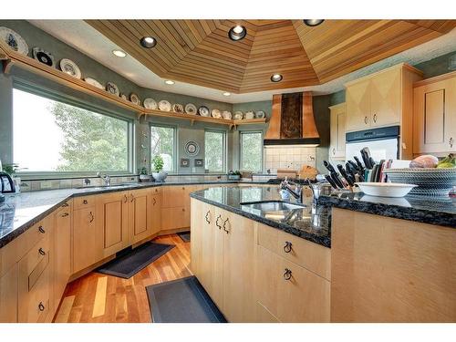 10-290254 96 Street West, Rural Foothills County, AB - Indoor Photo Showing Kitchen