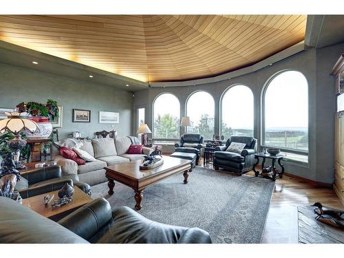 10-290254 96 Street West, Rural Foothills County, AB - Indoor Photo Showing Living Room