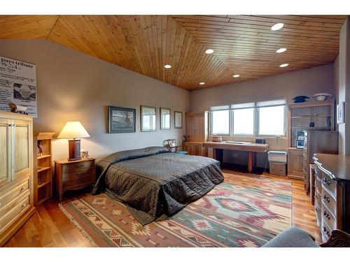 10-290254 96 Street West, Rural Foothills County, AB - Indoor Photo Showing Bedroom