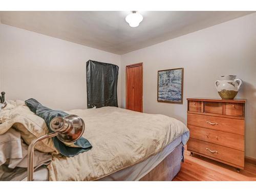 1231 17 Street Nw, Calgary, AB - Indoor Photo Showing Bedroom