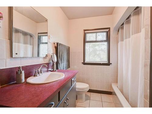 1231 17 Street Nw, Calgary, AB - Indoor Photo Showing Bathroom