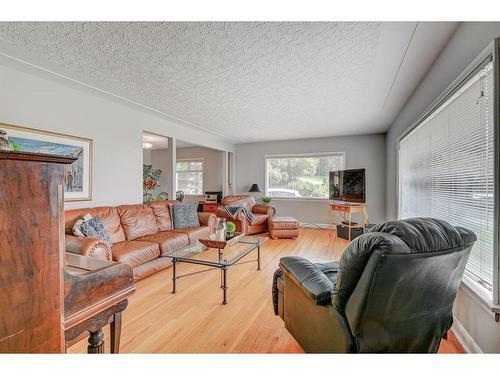 1231 17 Street Nw, Calgary, AB - Indoor Photo Showing Living Room