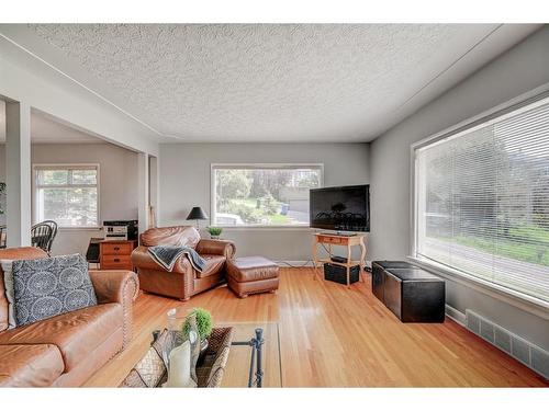 1231 17 Street Nw, Calgary, AB - Indoor Photo Showing Living Room