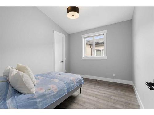 1428 27 Street Sw, Calgary, AB - Indoor Photo Showing Bedroom