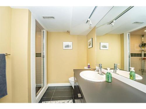 2016 8Th Avenue Nw, Calgary, AB - Indoor Photo Showing Bathroom