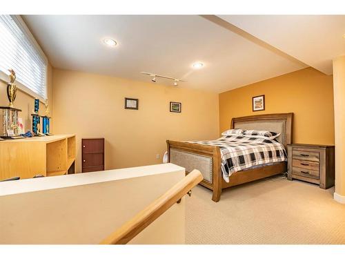2016 8Th Avenue Nw, Calgary, AB - Indoor Photo Showing Bedroom