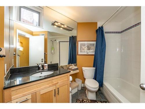 2016 8Th Avenue Nw, Calgary, AB - Indoor Photo Showing Bathroom