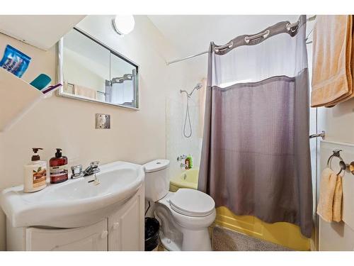 205 5 Avenue Se, Manning, AB - Indoor Photo Showing Bathroom