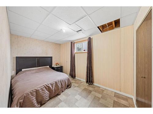 205 5 Avenue Se, Manning, AB - Indoor Photo Showing Bedroom