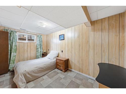 205 5 Avenue Se, Manning, AB - Indoor Photo Showing Bedroom