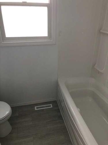 1505 14 Street, Didsbury, AB - Indoor Photo Showing Bathroom