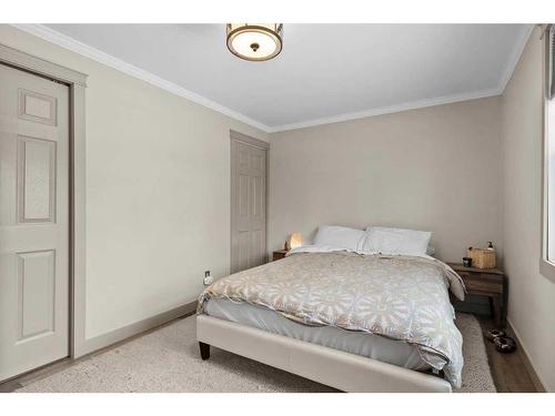 6403 33 Avenue Nw, Calgary, AB - Indoor Photo Showing Bedroom