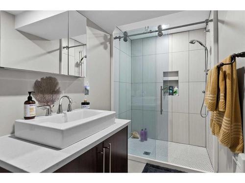 6403 33 Avenue Nw, Calgary, AB - Indoor Photo Showing Bathroom