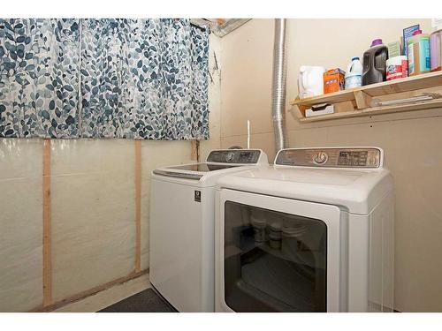 633 Country Meadows Close, Diamond Valley, AB - Indoor Photo Showing Laundry Room