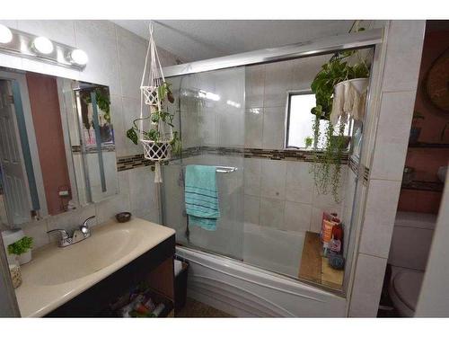 3506 16 Avenue Se, Calgary, AB - Indoor Photo Showing Bathroom