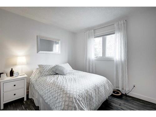 651 Willesden Drive Se, Calgary, AB - Indoor Photo Showing Bedroom