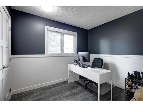 651 Willesden Drive Se, Calgary, AB - Indoor Photo Showing Office