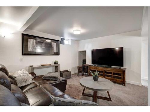 651 Willesden Drive Se, Calgary, AB - Indoor Photo Showing Living Room