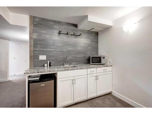 651 Willesden Drive Se, Calgary, AB - Indoor Photo Showing Kitchen