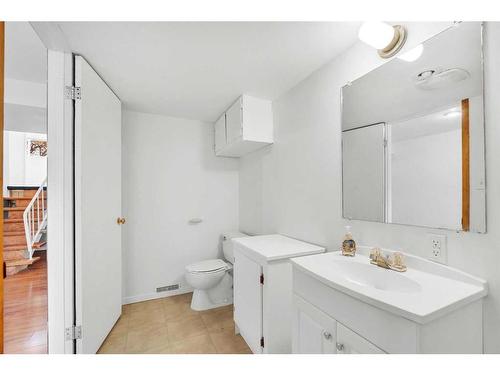 710 68 Avenue Sw, Calgary, AB - Indoor Photo Showing Bathroom