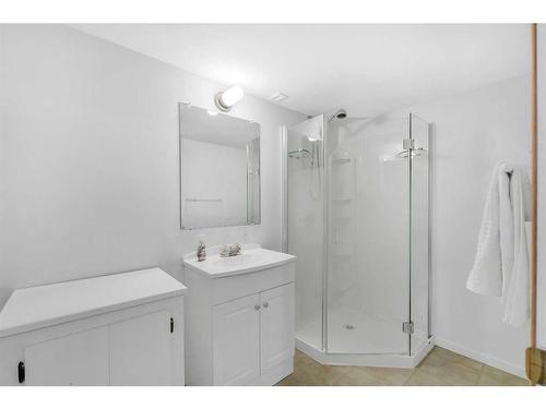 710 68 Avenue Sw, Calgary, AB - Indoor Photo Showing Bathroom