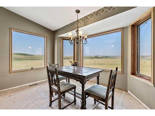 200-274128 320 Street East, Rural Foothills County, AB - Indoor Photo Showing Dining Room