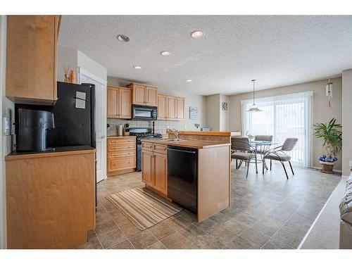 638 Citadel Drive Nw, Calgary, AB - Indoor Photo Showing Kitchen