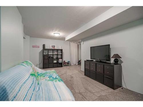 638 Citadel Drive Nw, Calgary, AB - Indoor Photo Showing Bedroom