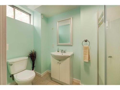 130 Hawkstone Drive Nw, Calgary, AB - Indoor Photo Showing Bathroom