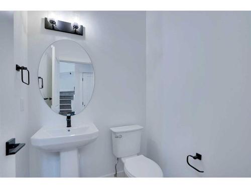 35 Heritage Circle, Cochrane, AB - Indoor Photo Showing Bathroom