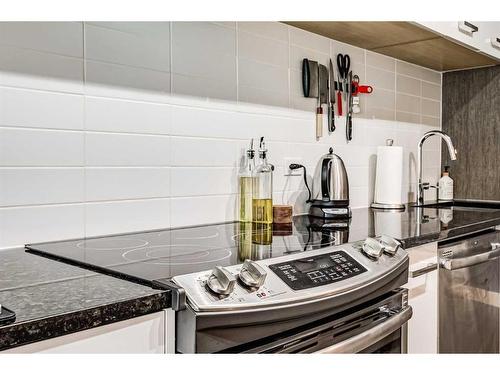 304-811 5 Street Ne, Calgary, AB - Indoor Photo Showing Kitchen With Upgraded Kitchen