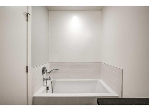 304-811 5 Street Ne, Calgary, AB - Indoor Photo Showing Bathroom