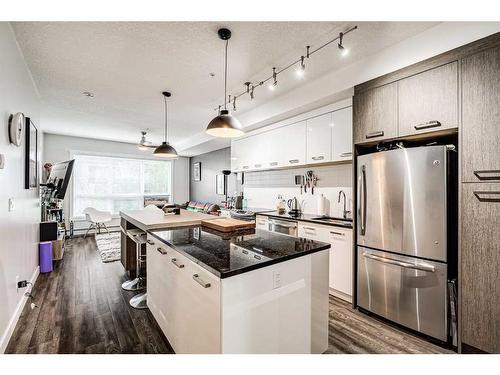 304-811 5 Street Ne, Calgary, AB - Indoor Photo Showing Kitchen With Stainless Steel Kitchen With Upgraded Kitchen