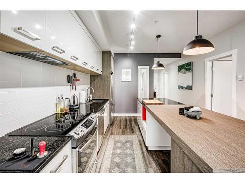 304-811 5 Street Ne, Calgary, AB - Indoor Photo Showing Kitchen With Upgraded Kitchen